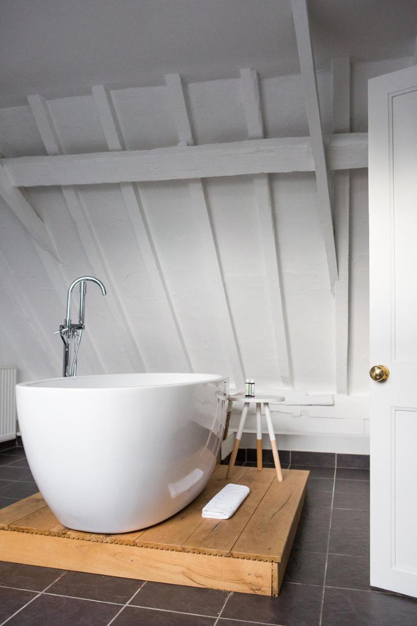 Whitehouse Rye B&B 외부 사진 A freestanding bathtub